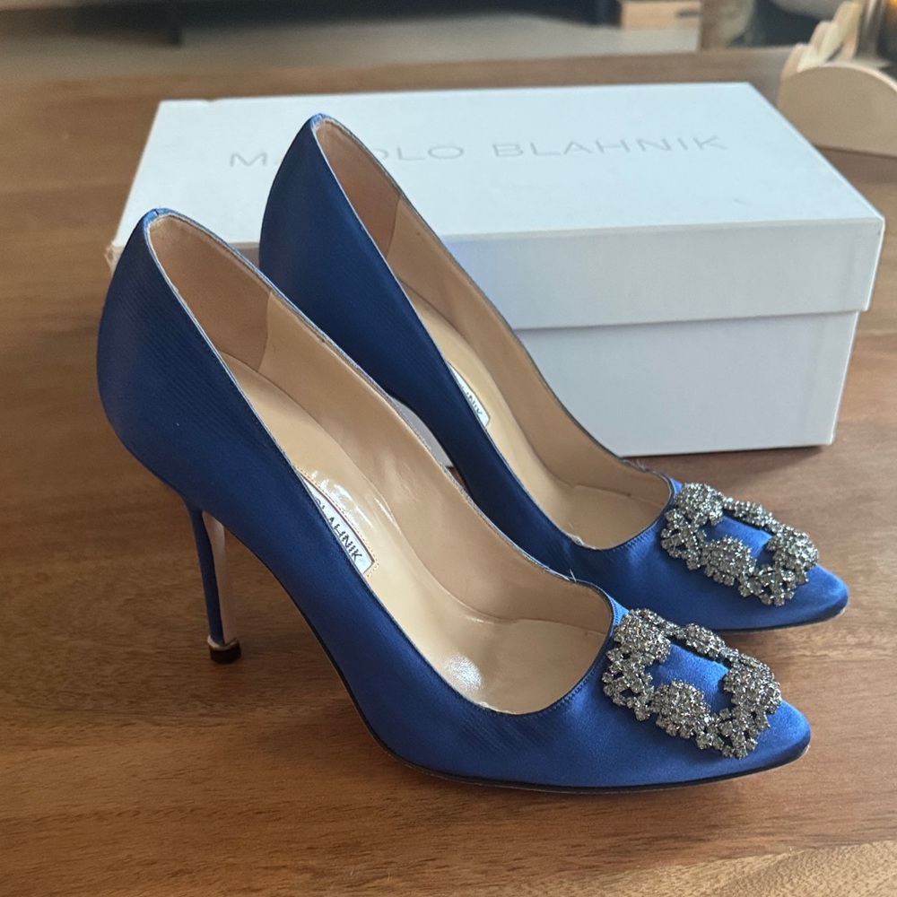 Manolo Blahnik Blue Satin pump